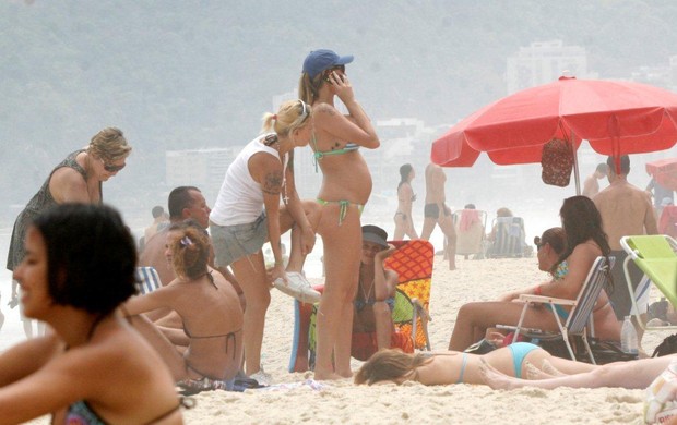 Luana Piovani na praia (Foto: J. Humberto / Ag. News)