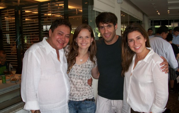 Fernanda Rodrigues, Raoni Carneiro e Fernanda Paes Leme com o promoter Glaycom Muniz (Foto: Divulgação)