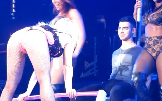 Joe Jonas ganha dança sensual de Britney Spears (Foto: Reprodução/YouTube)