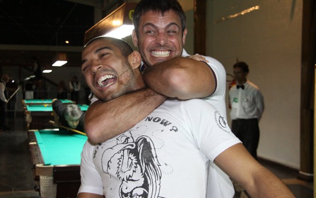 Luigi Bariccelli e José Aldo brincam durante torneio de sinuca, no Rio (Foto: Alex Palarea / AgNews)