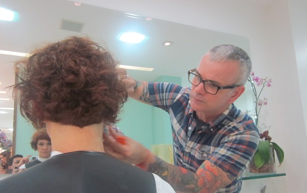 Júlia Lemmertz  acerta o corte de cabelo com Neandro Ferreira (Foto: Divulgação)