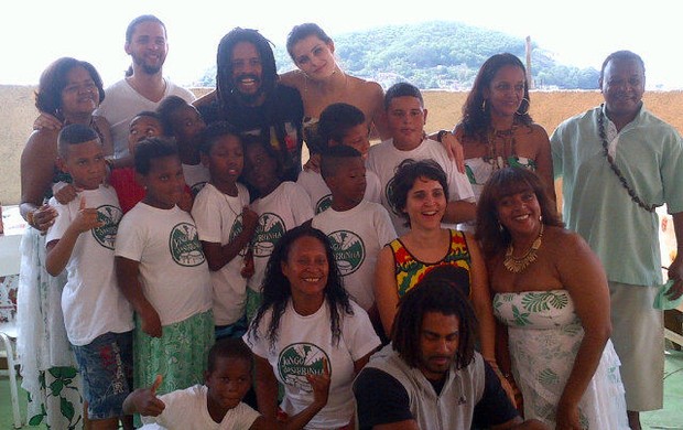 Isabeli Fontana e Rohan Marley na Serrinha, no Rio (Foto: Reprodução/ Twitter)