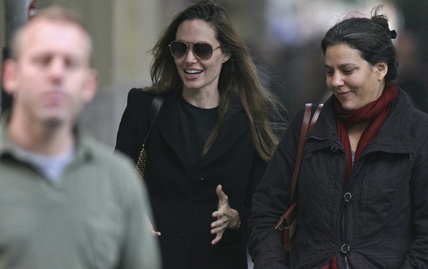 Angelina Jolie passeia pelas ruas de Budapeste (Foto: Reuters)