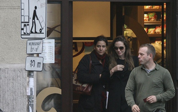 Angelina Jolie deixa supermercado em Budapeste (Foto: Reuters)