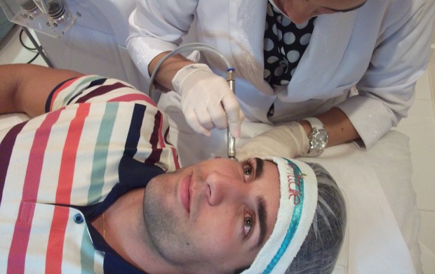 Diego Pombo faz limpeza de pele e peelling de diamante em clínica (Foto: Divulgação)