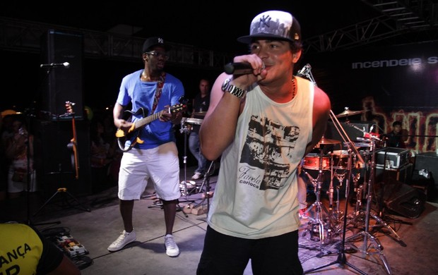 Thiago Martins canta com sua banda Trio Ternura em Manaus (Foto: Fred Pontes / Divulgação)
