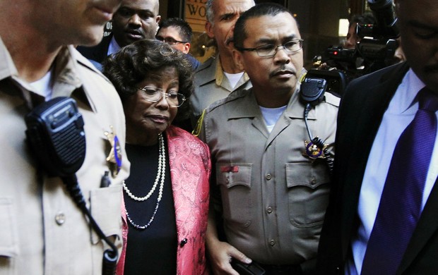 Katherine Jackson deixa o tribunal (Foto: Agência/Reuters)