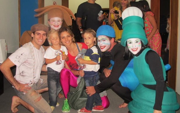 Fernanda Lima levou os filhos para assistir 'O rei do lixo' (Foto: Divulgação)