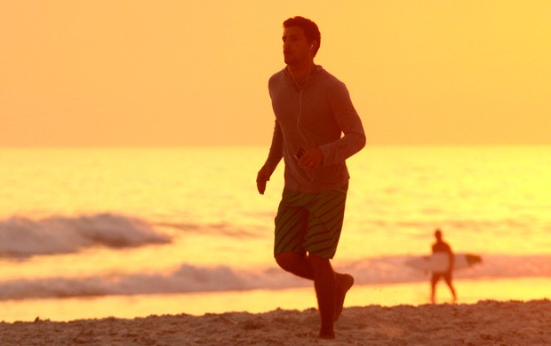 Cauã Reymond corre na praia da Barra (Foto: Marcos Ferreira / Photo Rio News)