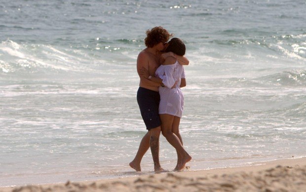Felipe Dylon e Aparecida Petrowky em clima apaixonado na praia (Foto: André Freitas / AgNews)