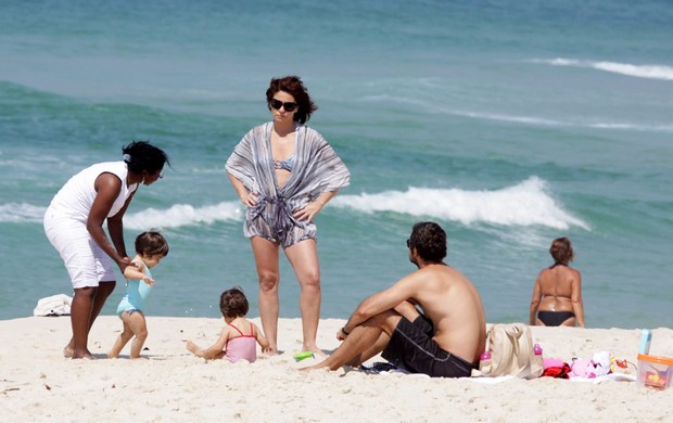 Giovanna Antonelli na praia no RJ com as filhas (Foto: Adilson Lucas/AgNews)