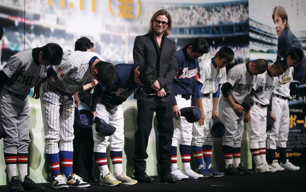 Brad Pitt cumprimenta jogadores de baseball de escola japonesa durante première (Foto: Reuters)