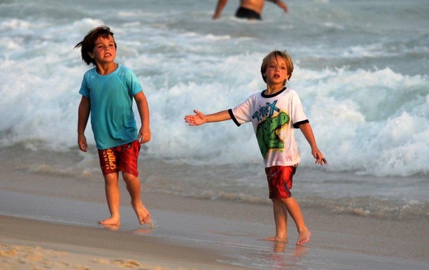Filhos de Britney Spears curtem fim de tarde na praia (Foto: André Freitas e Gabriel Reis / AgNews)