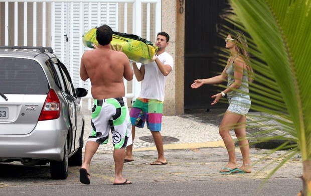 Cauã Reymond com amigos na praia da Barra (Foto: Delson Silva / Ag News)