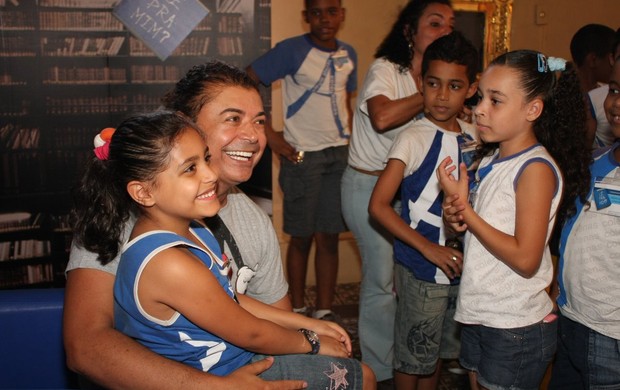David Brazil lê para crianças no projeto "Lê Pra Mim" (Foto: Henrique Oliveira / Photo Rio News)