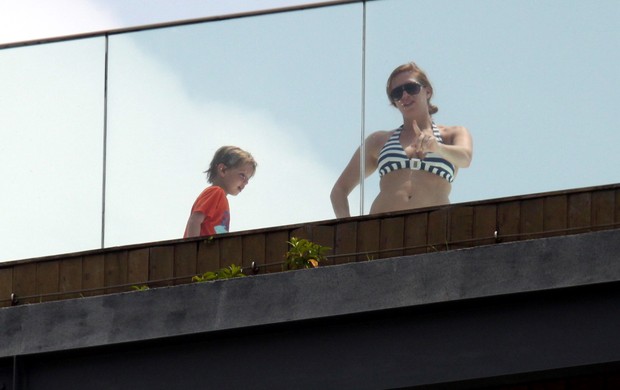 Filho de Britney Spears na piscina do hotel (Foto: Marcos Ferreira/Photo Rio News)