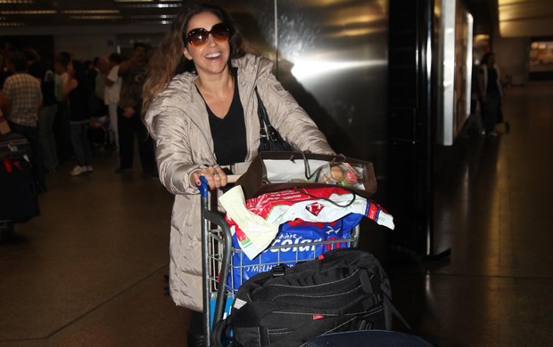 Daniela Mercury desembarca no aeroporto internacional de SP (Foto: Manuela Scarpa / Photo Rio News)