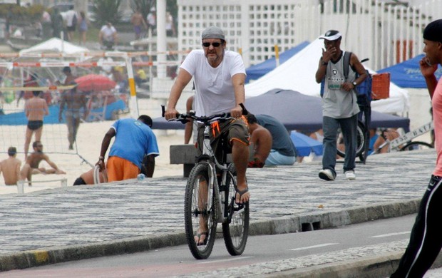 Antônio Caloni passeia de bicicleta pela orla do Leblon, no Rio (Foto: J. Humberto / AgNews)