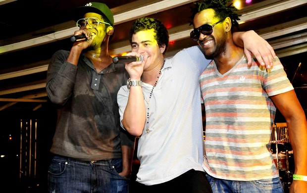Jhama, Thiago Martins e e Dhum Neves na festa Lua Nareia, na Zona Sul do Rio (Foto: Ari Kaye/Divulgação)