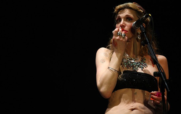 Courtney Love passa batom durante show da sua banda, Hole, no SWU (Foto: Iwi Onodera / EGO)