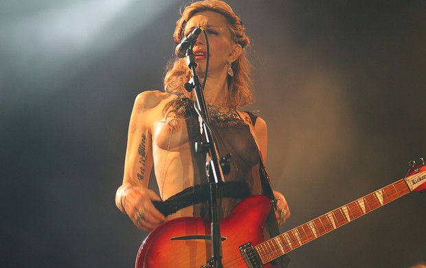 Courtney Love levanta blusa durante show da sua banda, Hole, no SWU (Foto: Iwi Onodera / EGO)