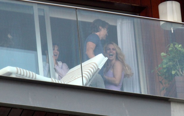 Britney Spears aparece na janela do hotel para fãs (Foto: Marcos Ferreira / Photo Rio News)