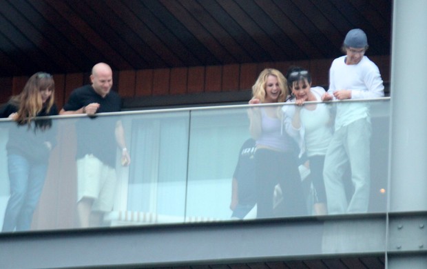 Britney aparece com a mãe e o namorado na janela do hotel (Foto: Marcos Ferreira / Photo Rio News)