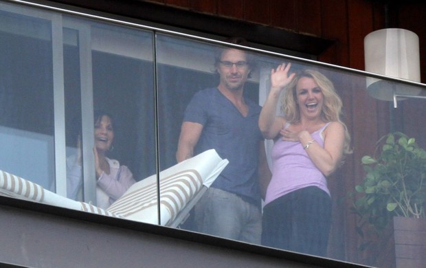 Britney Spears na sacada do hotel (Foto: André Freitas/Agnews)