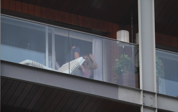 Britney Spears aparece na janela do hotel para fãs (Foto: André Freitas e Gabriel Reis / AgNews)