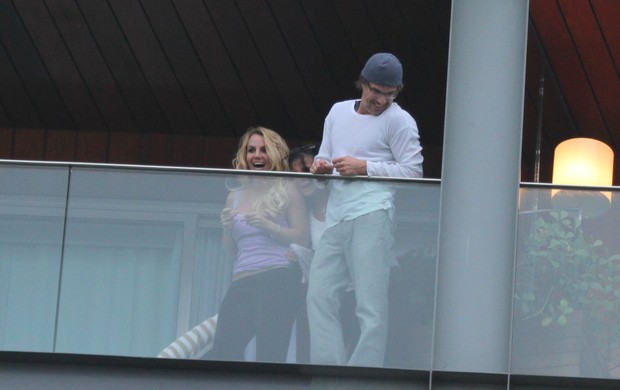 Britney Spears e o namorado, Jason Trawick, na sacada do hotel (Foto: André Freitas e Gabriel Reis / AgNews)