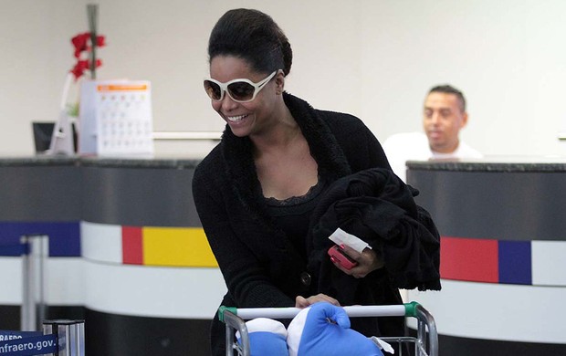 Adriana Bombom no aeroporto de Congonhas SP (Foto: Orlnado Oliveira/ Ag.News)