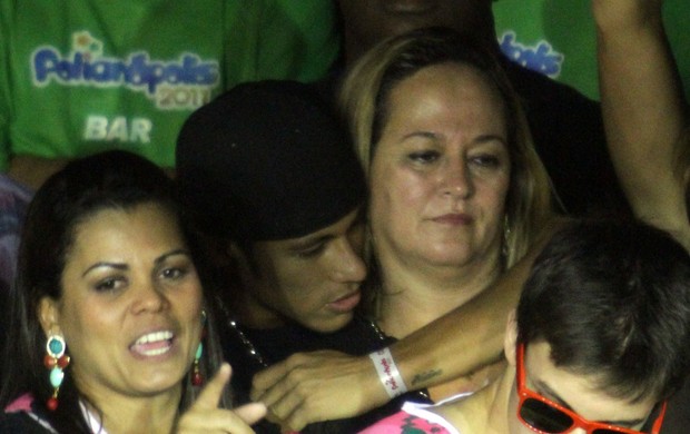 Neymar curte show abraçado com amiga (Foto: Raphael Mesquita/Divulgação)