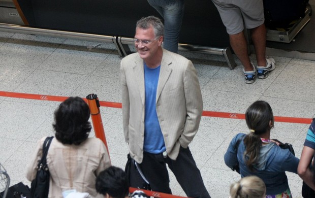 Pedro Bial no aeroporto (Foto: Henrique Oliveira/PhotoRioNews)