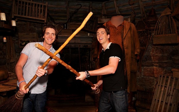 Gêmeos Weasley, de 'Harry Potter', posam no museu dedicado ao bruxinho (Foto: Getty Images)