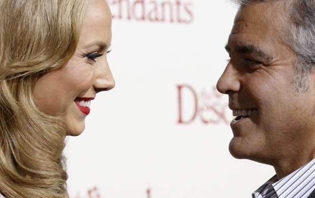 George Clooney com a  namorada, Stacy Keibler na première de "The Descendants" em Beverly Hills (Foto: Reuters)