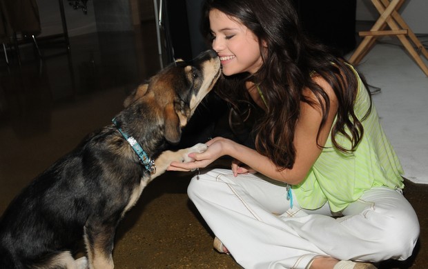Selena Gomez e seu cachorrinho (Foto: Grosby Group)