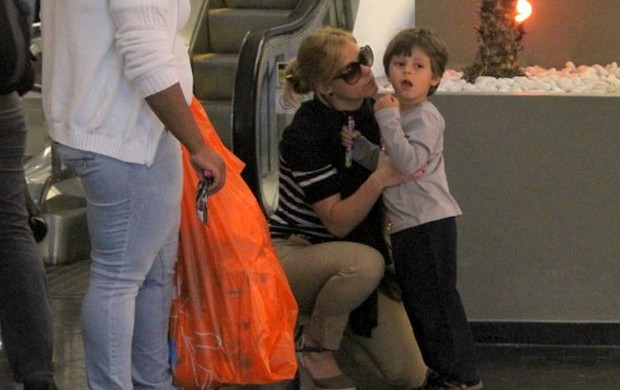 Carolina Dieckmann passeia com o filho em shopping do Rio (Foto: Daniel Delmiro / AgNews)