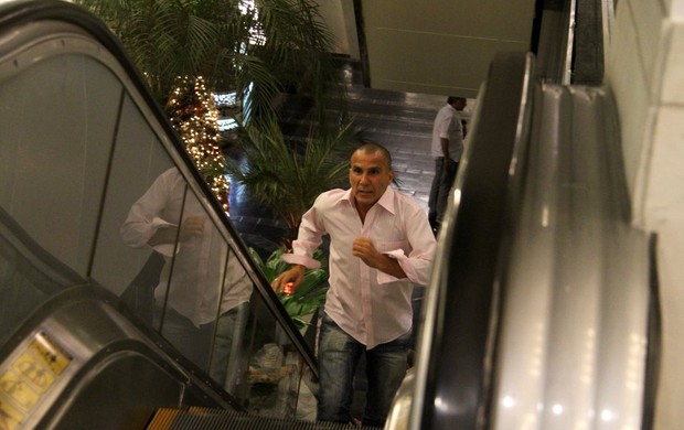 Eri Johnson se atrasa para peça e chega correndo ao shopping (Foto: Daniel Delmiro / AgNews)
