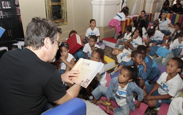 Antônio Calloni lê para crianças (Foto: Anderson Borde/Agnews)