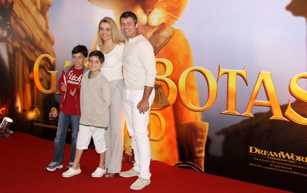 Luigi Barricelli leva a familia na pré-estreia do 'Gato de Botas' (Foto: Ag News)