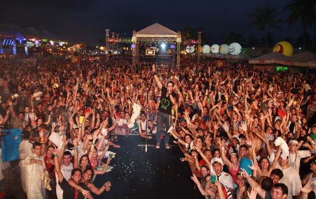 Tuca Fernandes cantou para mais de 50 mil pessoas na Odonto Fantasy (Foto: Fred Pontes/Divulgação)