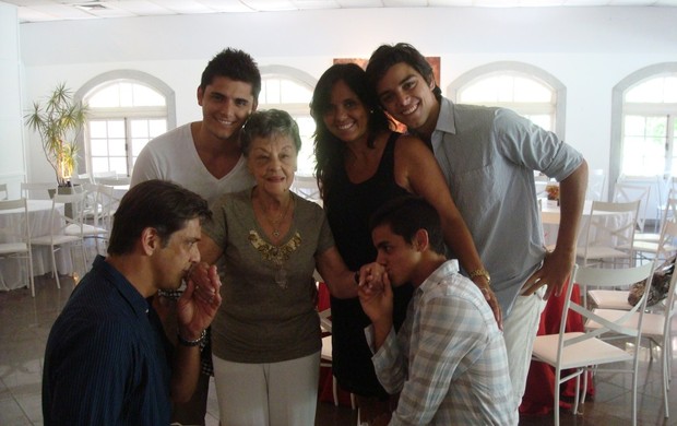 Família Simas ao lado da bisavó Elzinha Oliveira em sua festa de 90 anos (Foto: Divulgação)