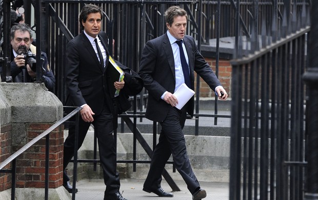 Hugh Grant deixa tribunal em Londres (Foto: Reuters)