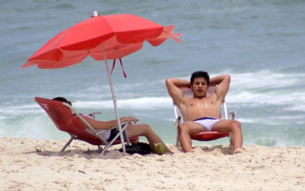 Ricky Tavares na praia com a namorada (Foto: Carlos Teixeira / Photo Rio News)
