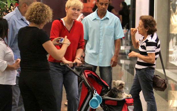 Xuxa passeia com o cachorro em shopping do Rio (Foto: Delson Silva / Ag News)