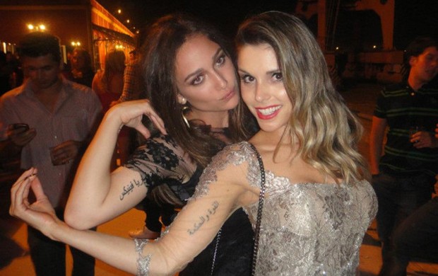 Maria Pinna e Flávia Viana mostram tatuagens iguais (Foto: Twitter / Reprodução)