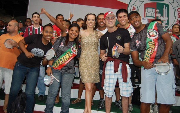 Ana Furtado com integrantes da escola de samba Grande Rio (Foto: Divulgação)