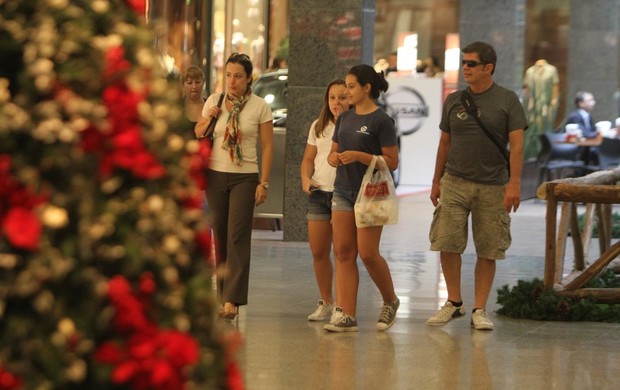 Raul Gazola e família passeiam em shopping do Rio (Foto: Delson Silva / Ag News)