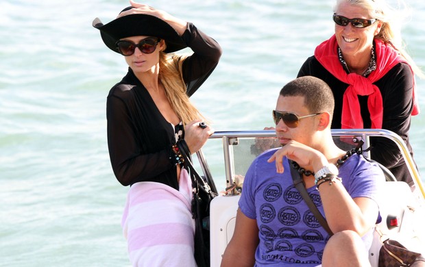 Paris Hilton anda de barco com o DJ Afrojack (Foto: Agência/Brainpix)