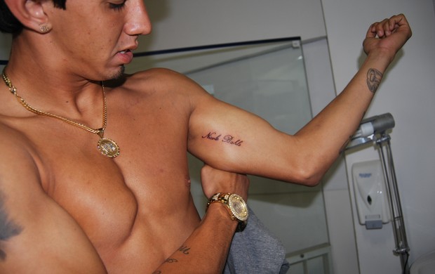 Victor Ramos mostra tatuagem com nome de Nicole (Foto: Divulgação / Divulgação)